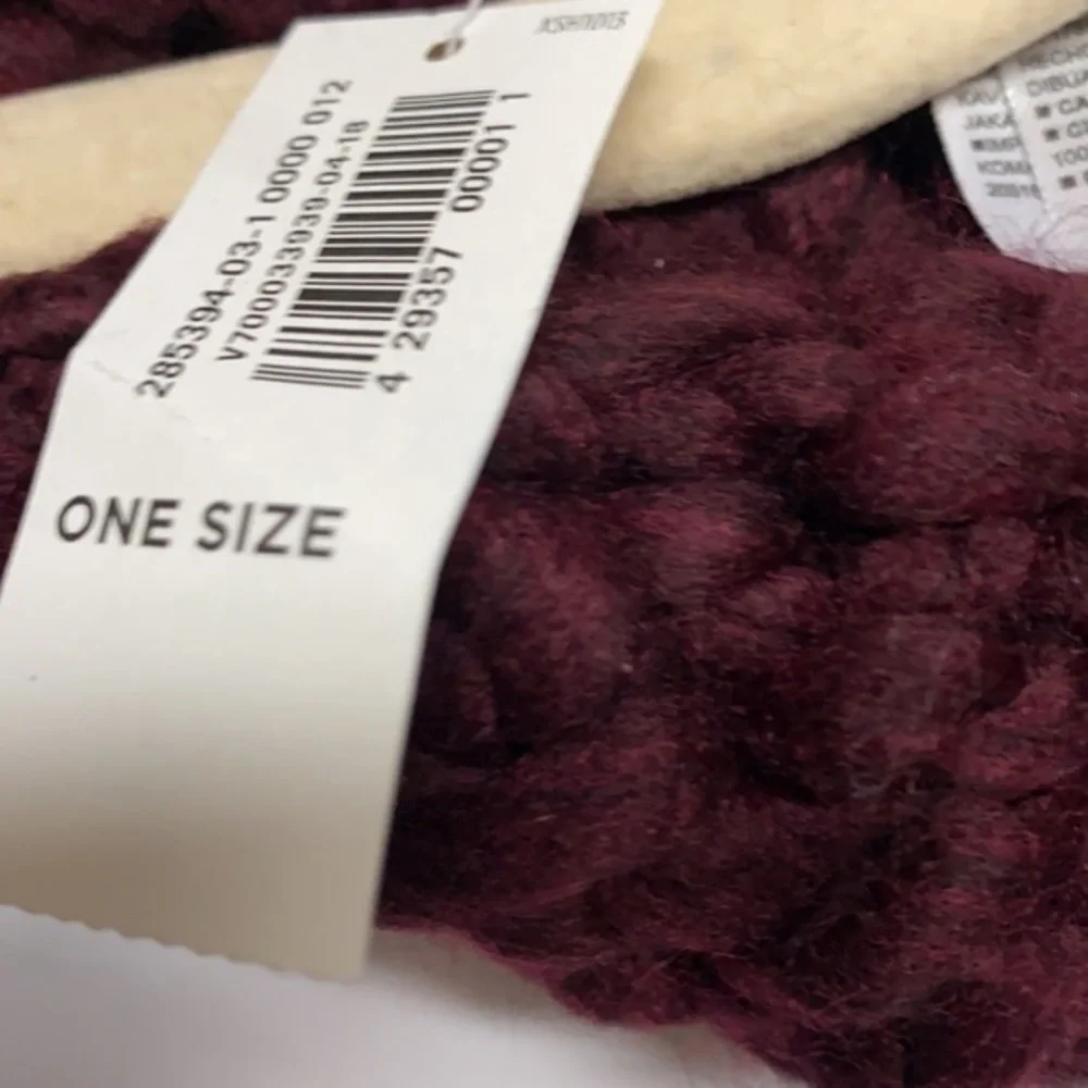 Old navy maroon infinity scarf NWT crocheted measurements in pic‎ (W-005)